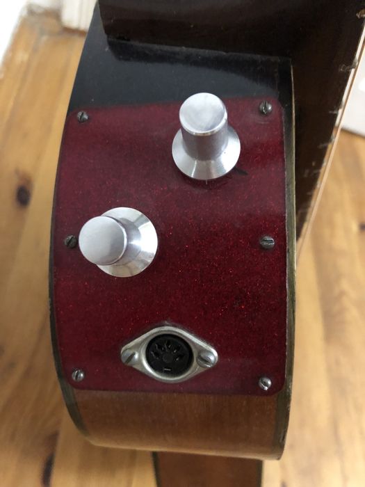 Радянська гітара зі звукознімачем