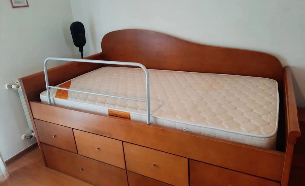 Cama com gavetão e gavetas de arrumação.