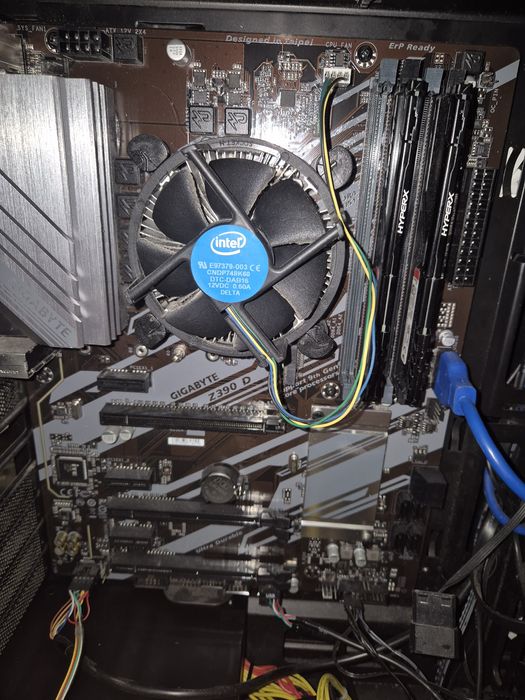 Komputer stacjonarny bez karty graficznej i dysku