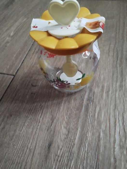 Szklany słoik z łyżeczką