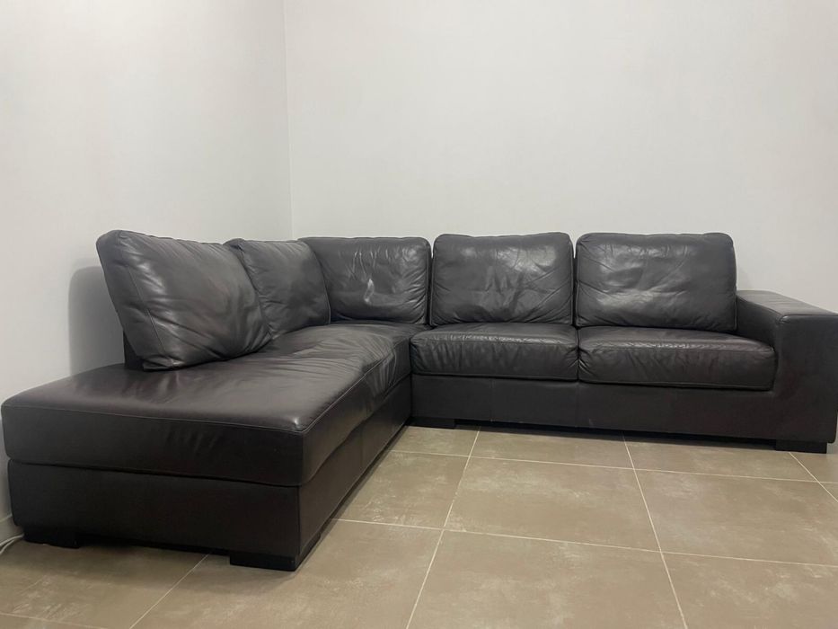 Sofá Chaise Long Eritz em Pele Preta – Confortável e em Bom Estado