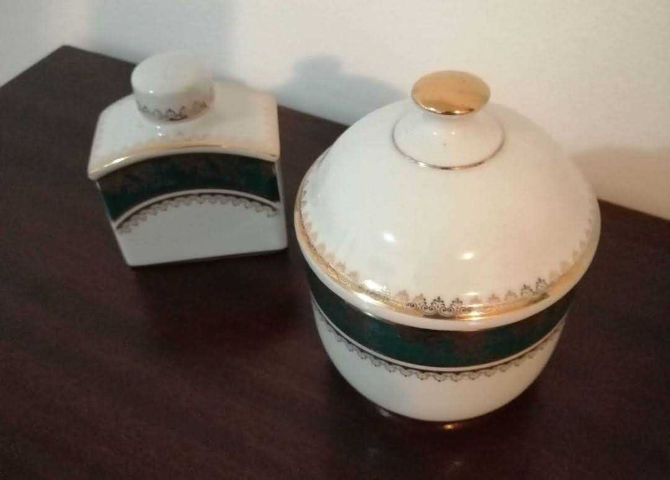 Porcelana - Frasco Magalhães e Pote em motivos verde e dourado