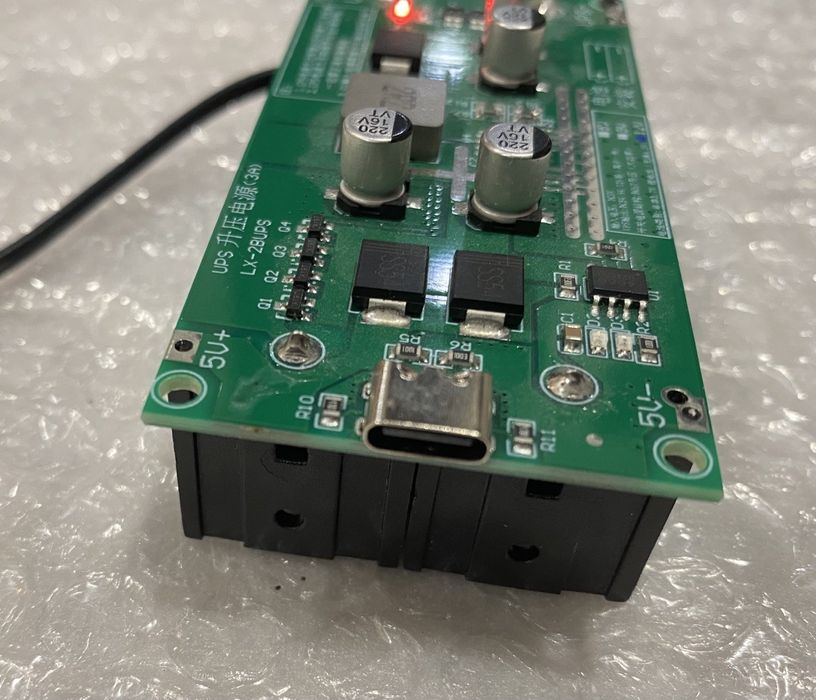 Продам блок безперебійного живлення на 12 в (з аккумуляторами) для Wi-