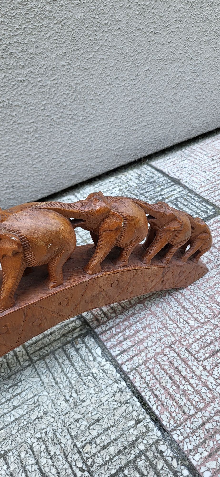 Słonie z drewna figurka rzeźba