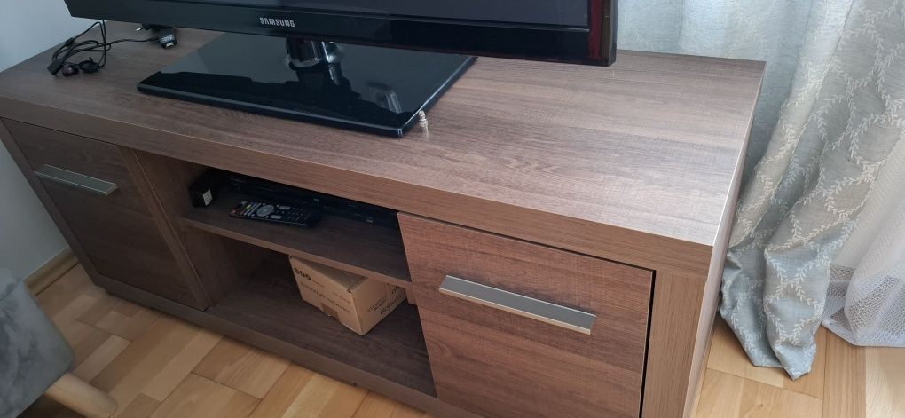 Piękna szafka rtv w kolorze ciemnego brązu z uchwytami