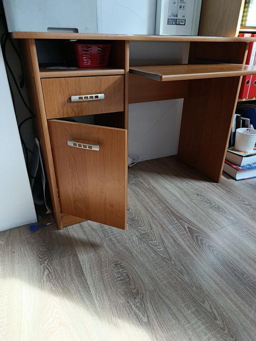 Małe , solidne biurko