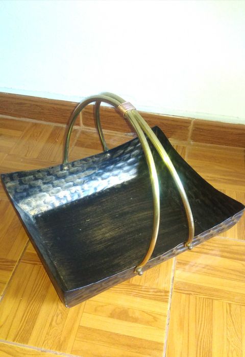 Cesta em cobre para revistas