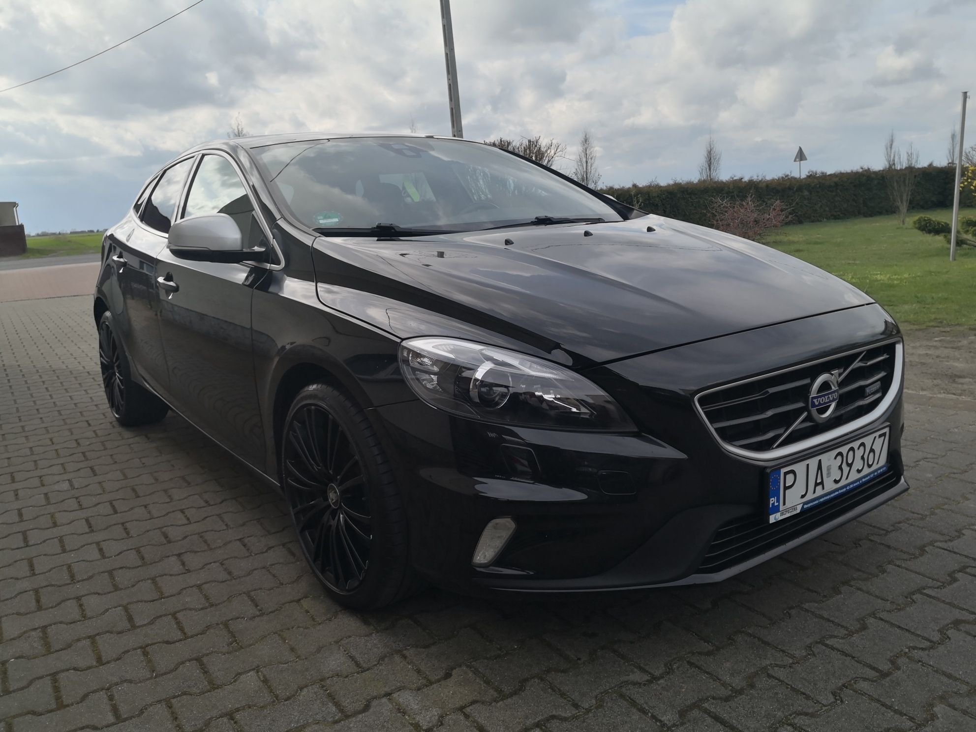 Volvo v40  R-design D4 190km