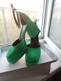 Туфлі-босоніжки зелені атласні