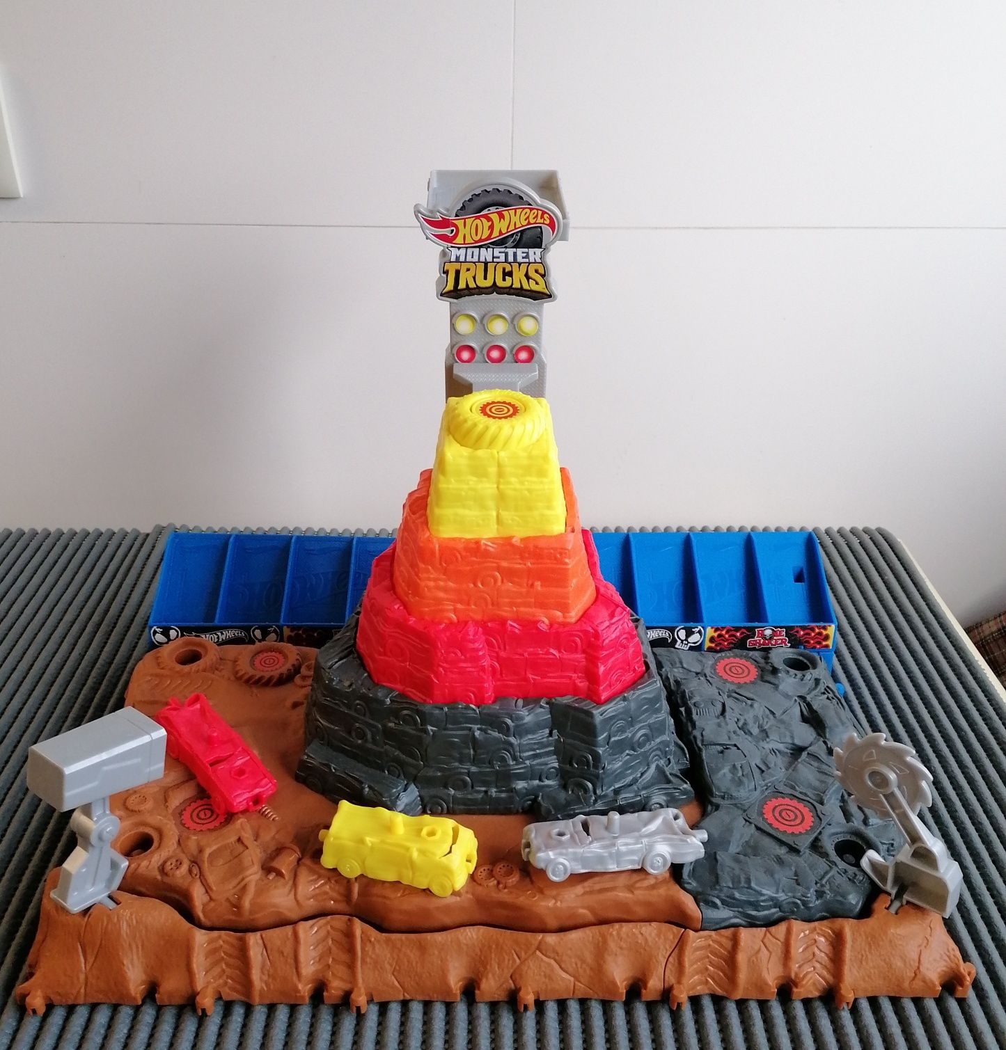 Pista Central para carros Monster Trucks HOT WHEELS 
Pista Central par
