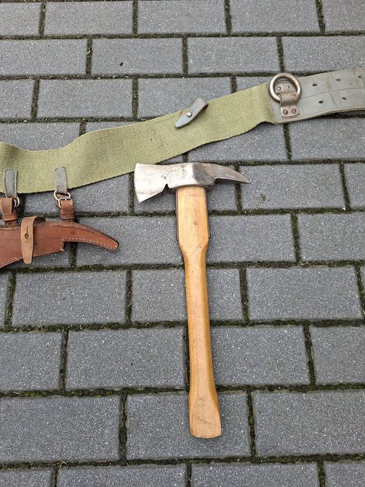 Sprzedam pas strażacki z toporkiem