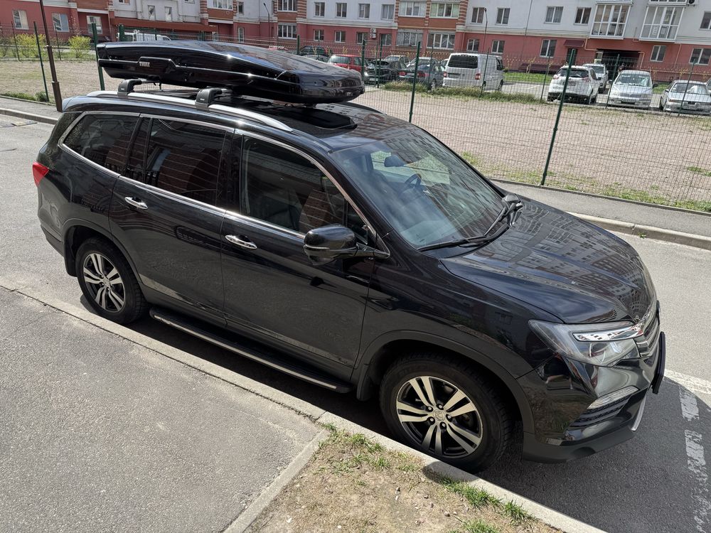 Б/у гарненький Thule Flow бокс багажник