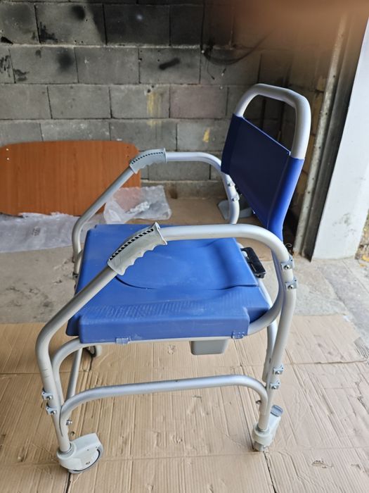 Cadeira de rodas para ir ao quanto de banho com sanita removível