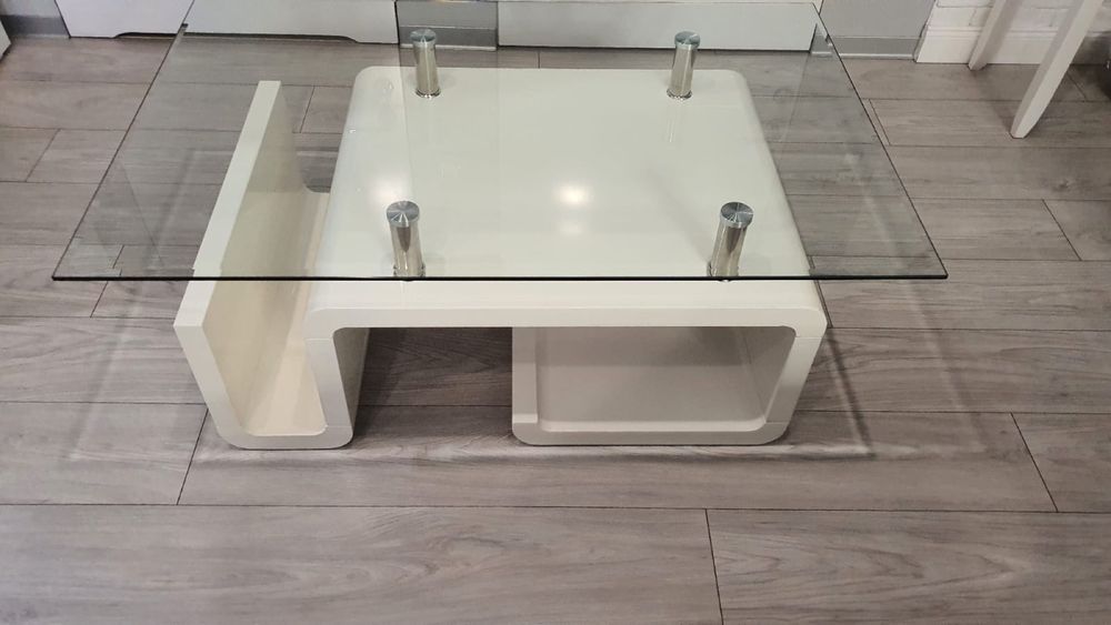 Designerski stolik ze szklanym blatem
