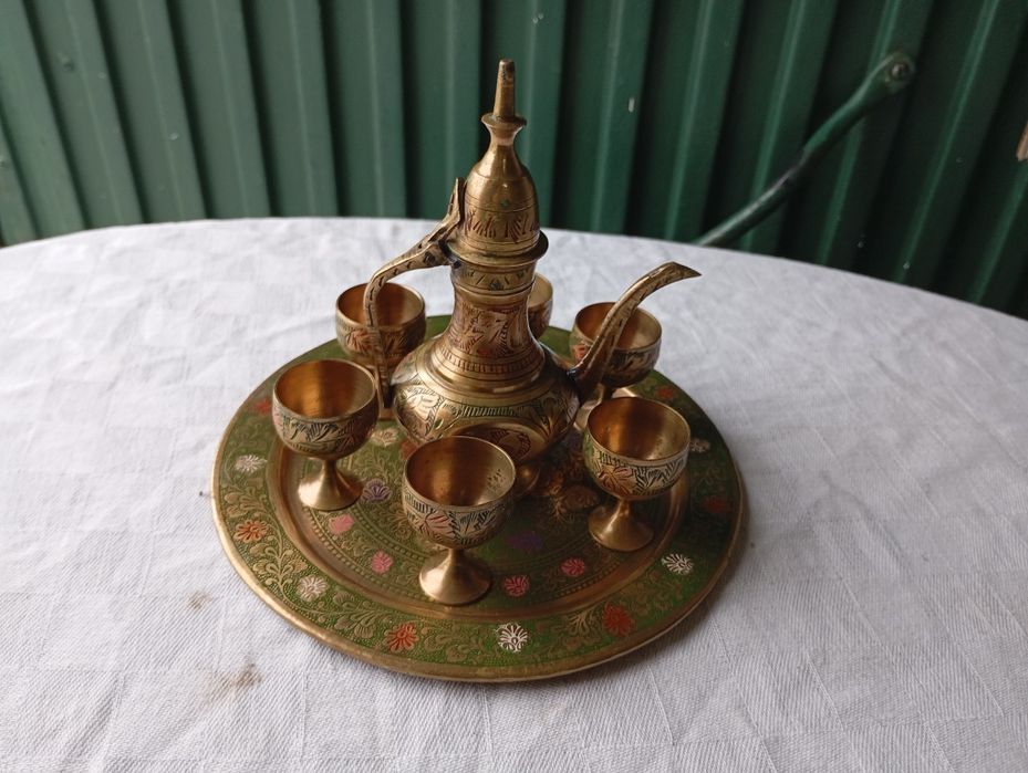 Bandeja, cálices e bule em latão