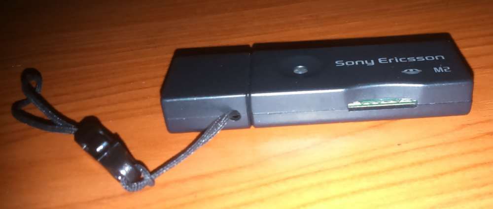 Pen universal (Sony) para colocar cartões de memória.