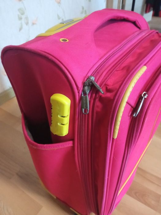 Продам отличный чемодан на колесах Leader Polo
