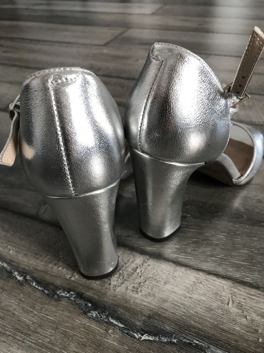 Nowe taneczne buty na wesele *Kotyl* srebrne r. 36 faktura/pudełko