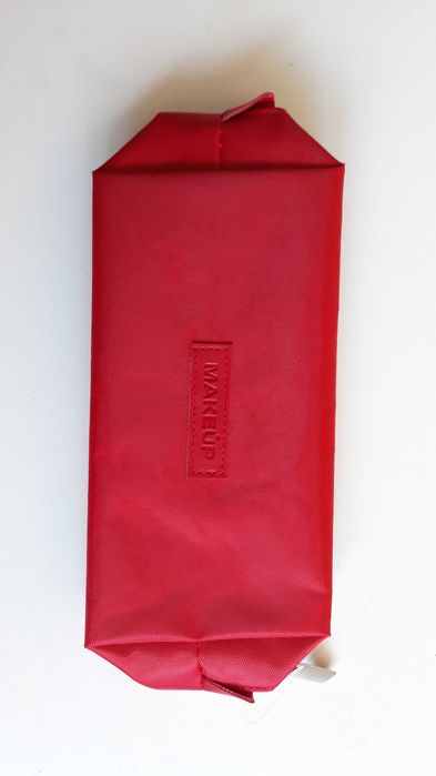 Czerwona kosmetyczka podróżna