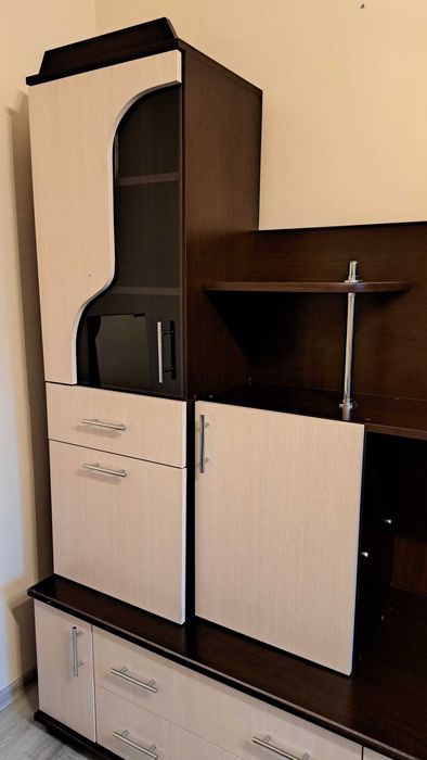 Zestaw mebli drewanianych z biurkiem