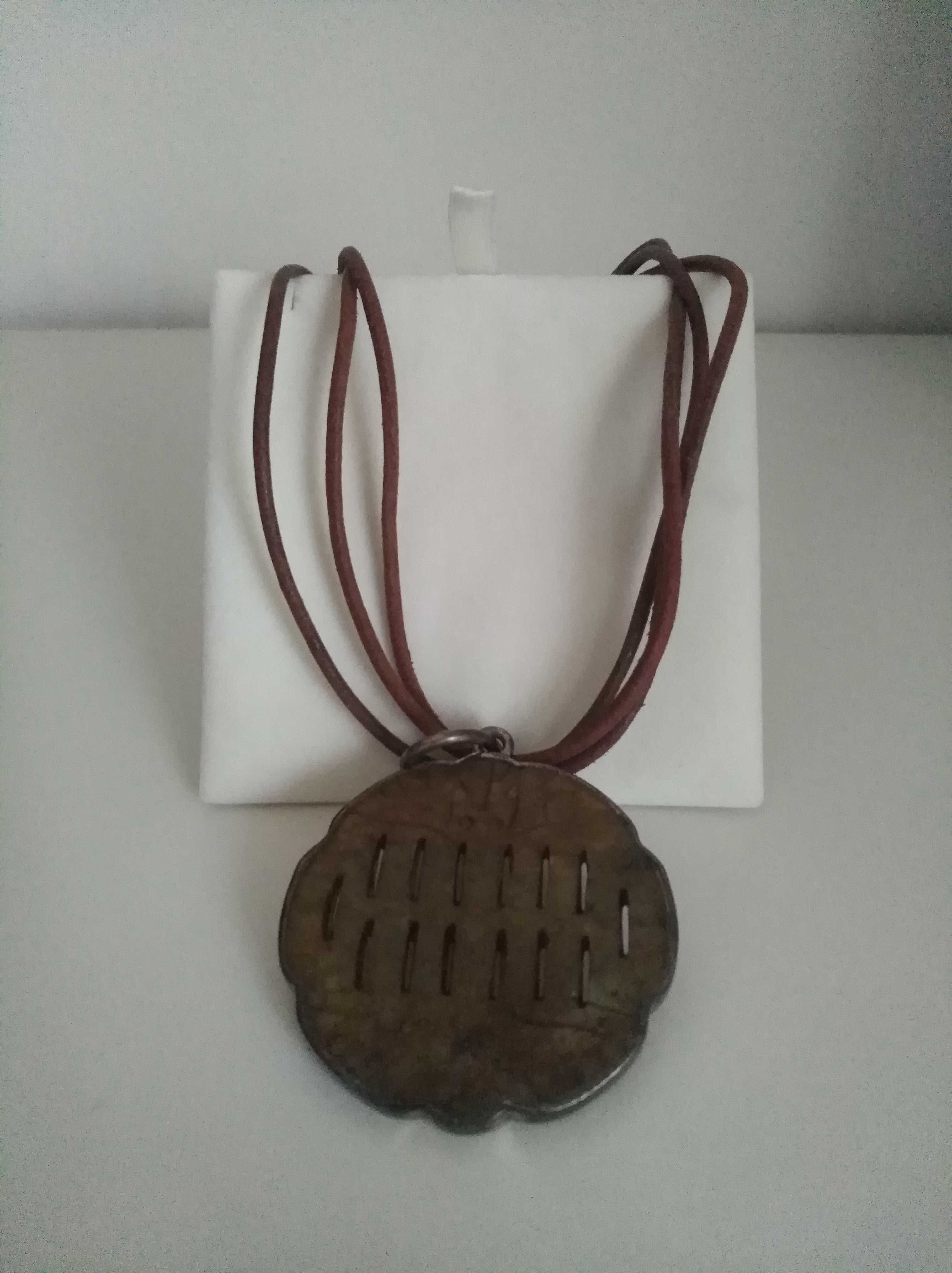 Fio de couro com duas medalhas