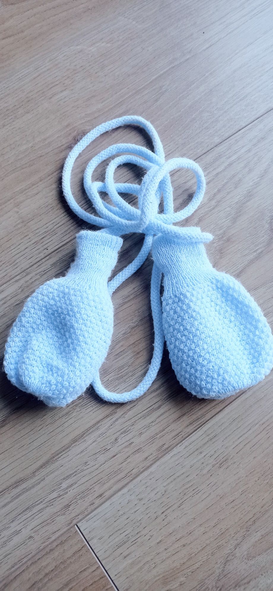 Rękawiczki niemowlęce na sznureczku
