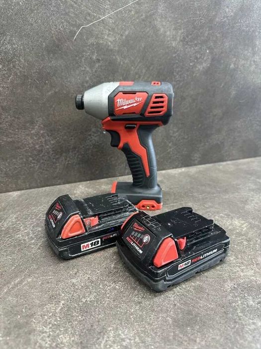 Ударний імпакт шуруповерт Milwaukee M18 2656-20 (з батареєю)