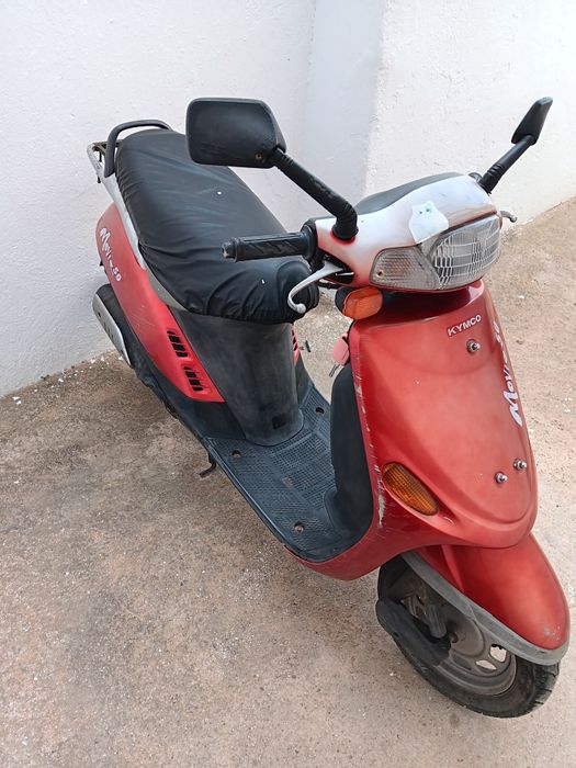 Esta é uma pequena scooter e o preço é de 300 euros.