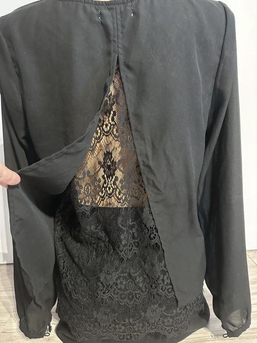 Czarna bluzeczka z koronką  r. M