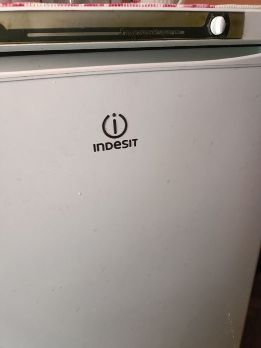 Морозильна камера Indesit SFR100