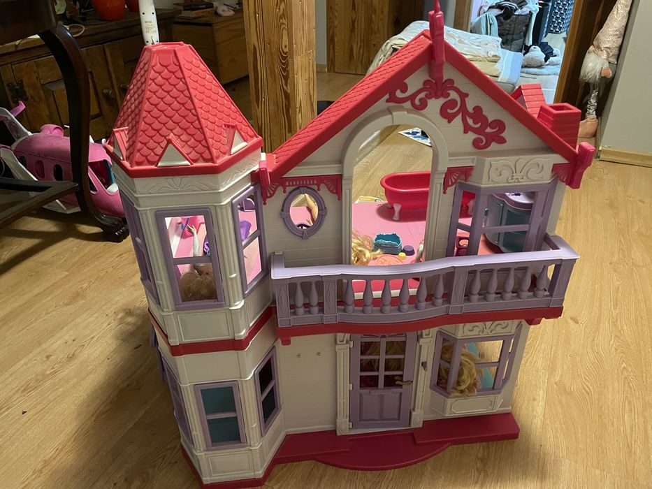 Domek dla lalek Barbie z akcesoriami i lalkami