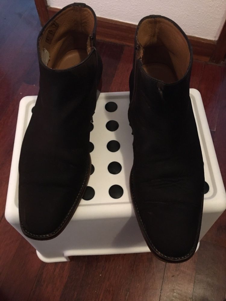 Botins em pele castanha.