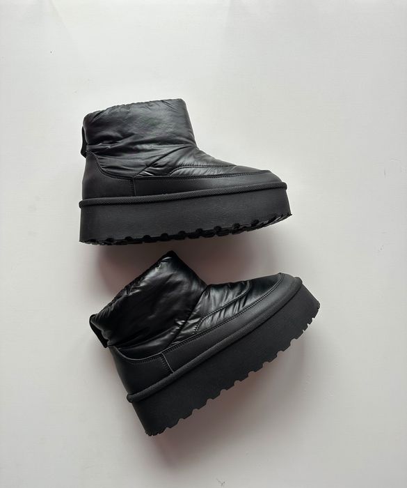 Czarne śniegowce na platformie