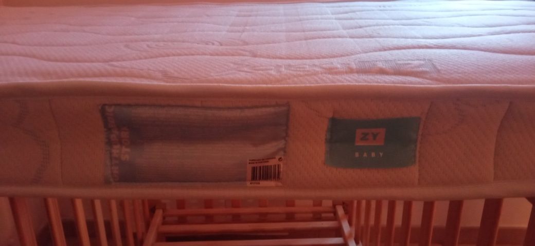Cama/berço de bebé com colchão