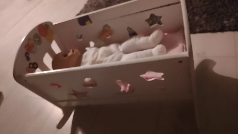 Lala z łóżeczkiem i pościelą