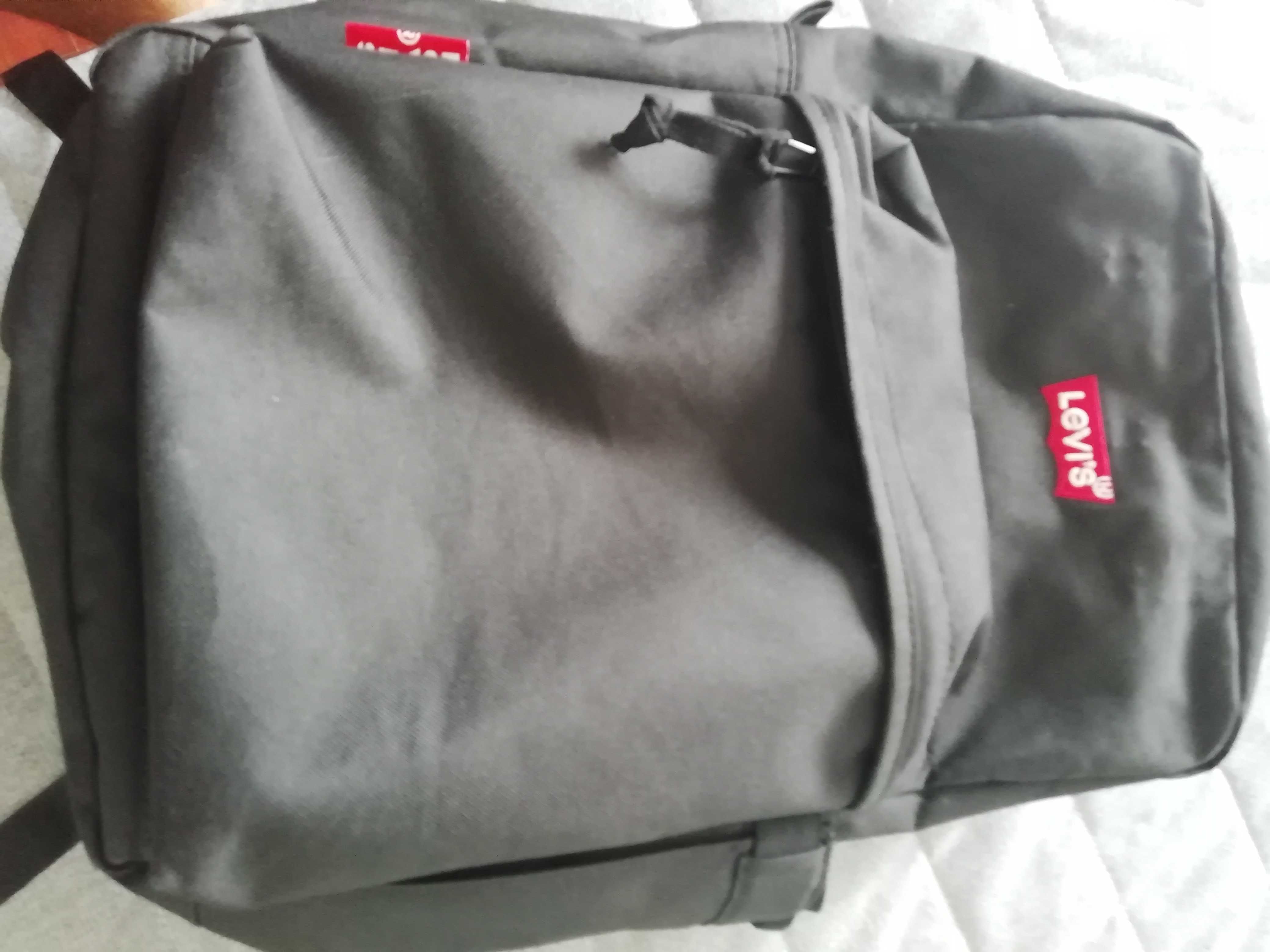 Mochila Levis Produzida com garrafas Plástico. Amiga do ambiente. Nova