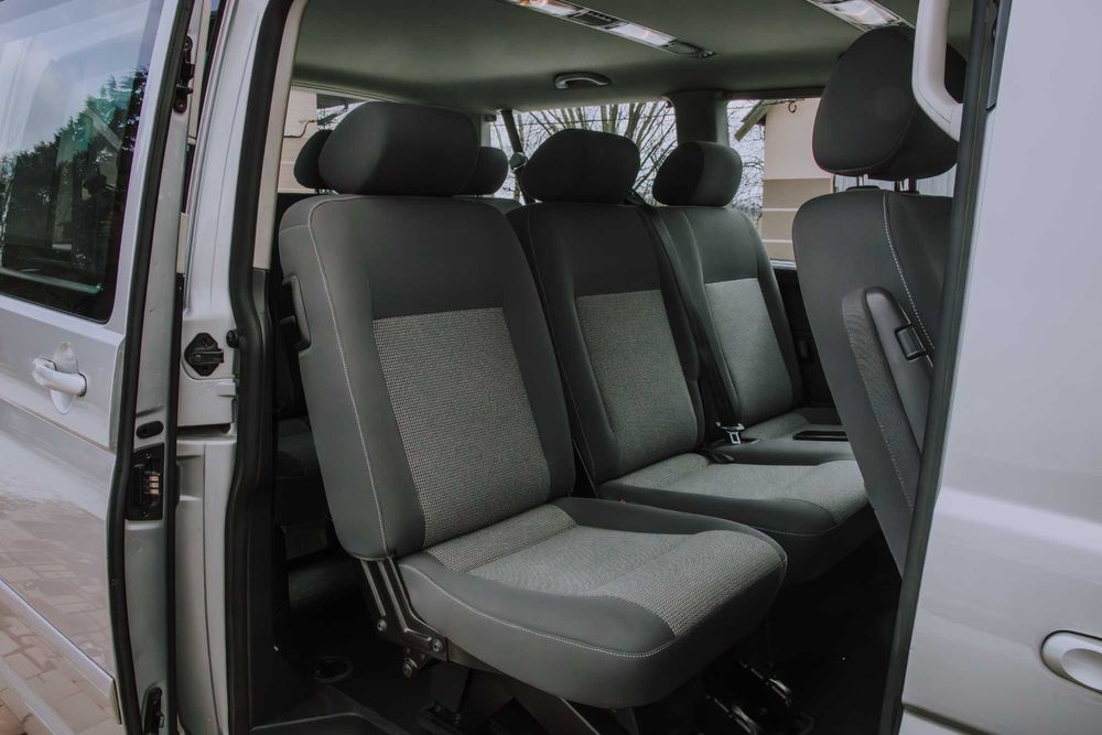 Wynajem VW T5 Caravelle – 8-osobowy bus, komfort i moc 175 KM!