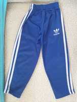 Spodnie dresowe ADIDAS na 4-5 lat.