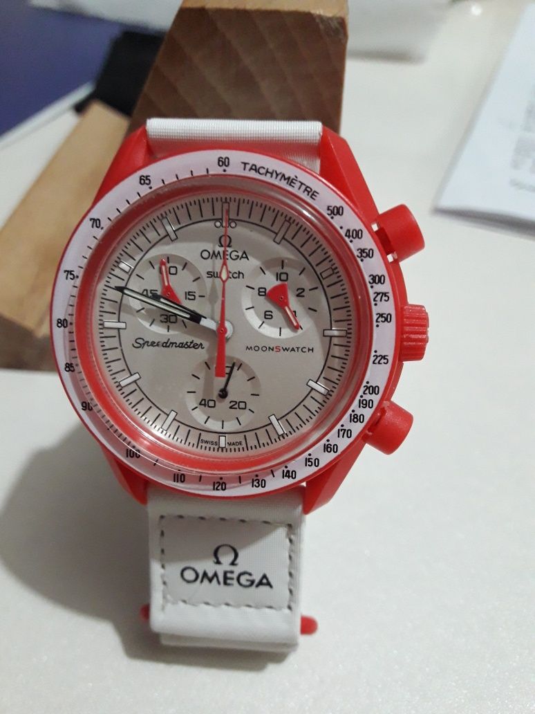 Часы Omega  Speedmaster оригинал.Красно белые.Новые. Отличном состояни