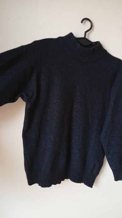 Czarny wełniany sweter z golfem z angory, rozmiar S