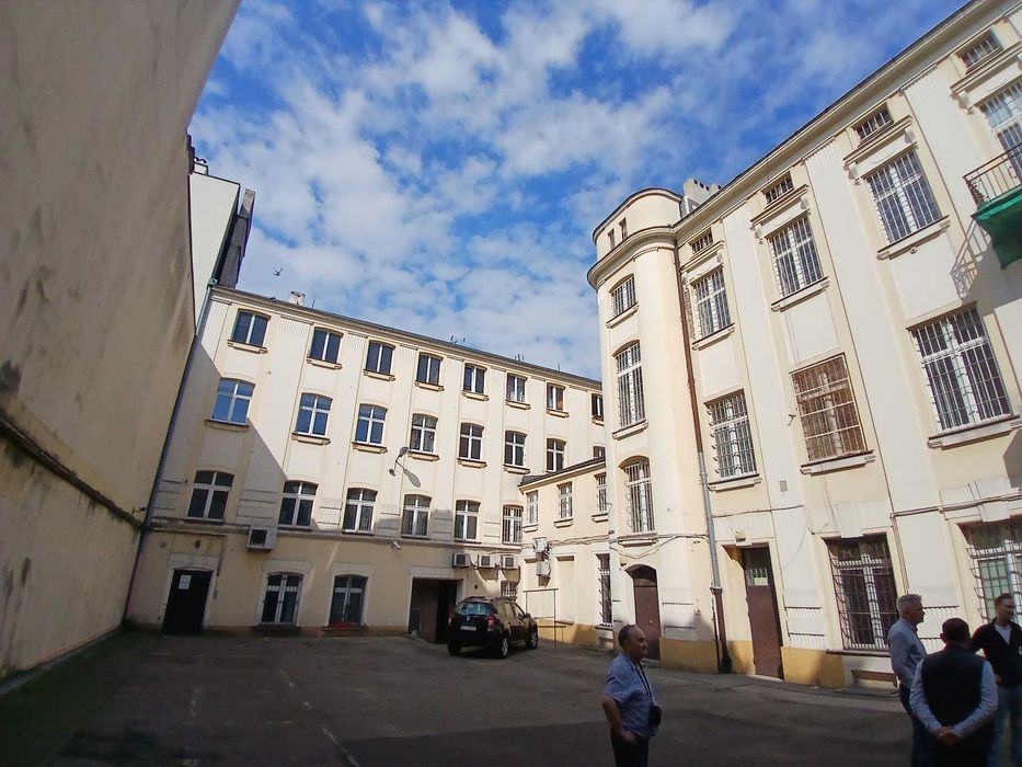 Miejsca postojowe na wynajem na dziedzińcu Piotrkowska 57 Łódź