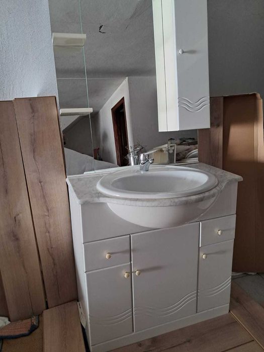 Móvel de Casa de Banho com lavatório e torneira