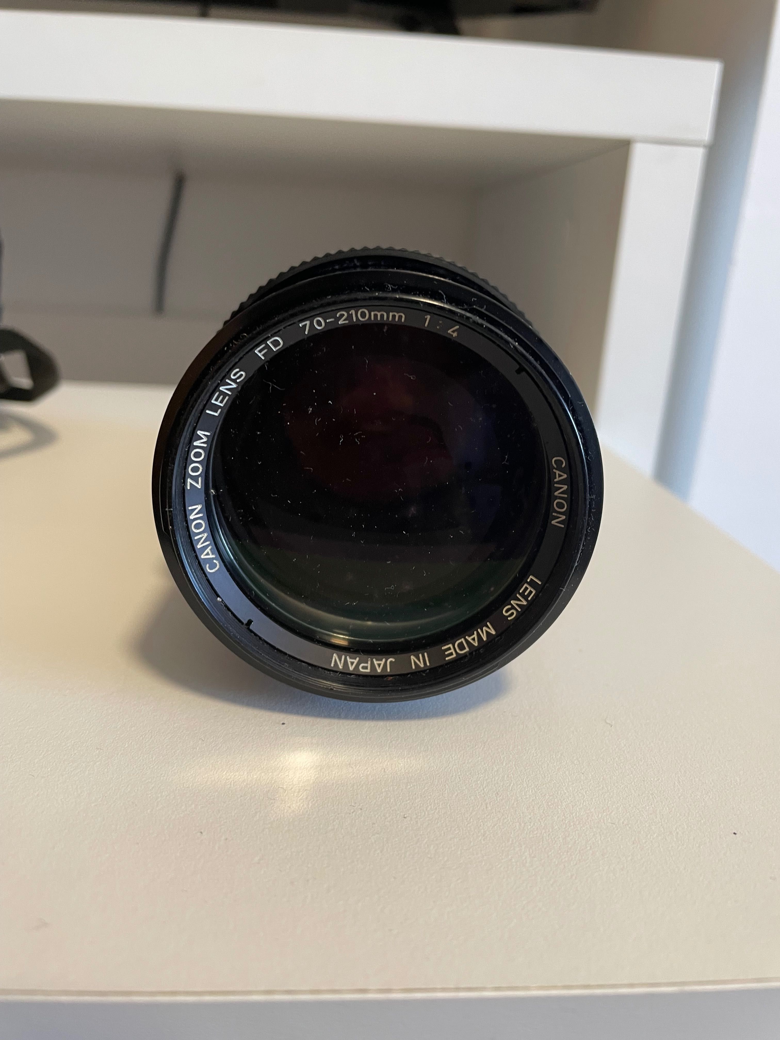 Câmera fotográfica analógica Cânon AE-1 com lentes e flash