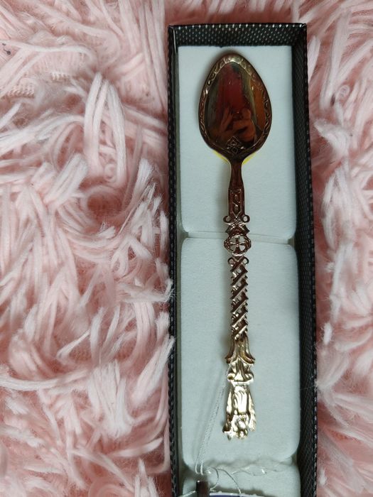 Серебряная новая красивая ложечка