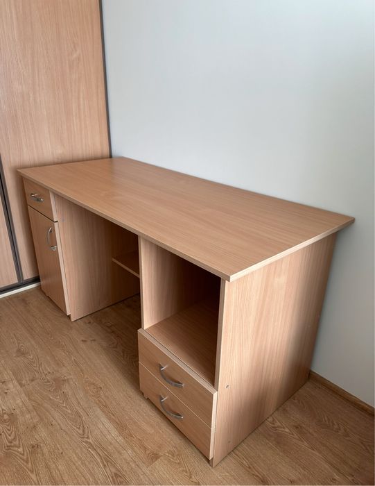 Solidne biurko 150 cm długości - jasny buk.