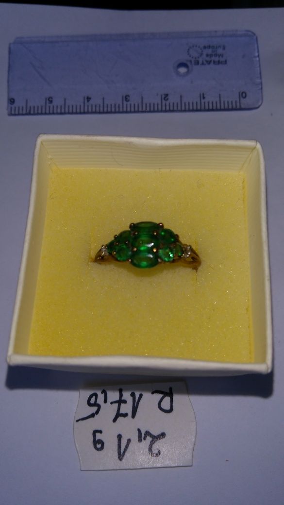 Pierścionek złoty z diamentami i szmaragdami w cenie 5500 zł