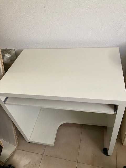 Mesa para computador com rodas.