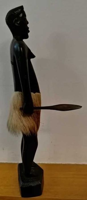 Estatueta artesanal de guerreiro africano em pau preto