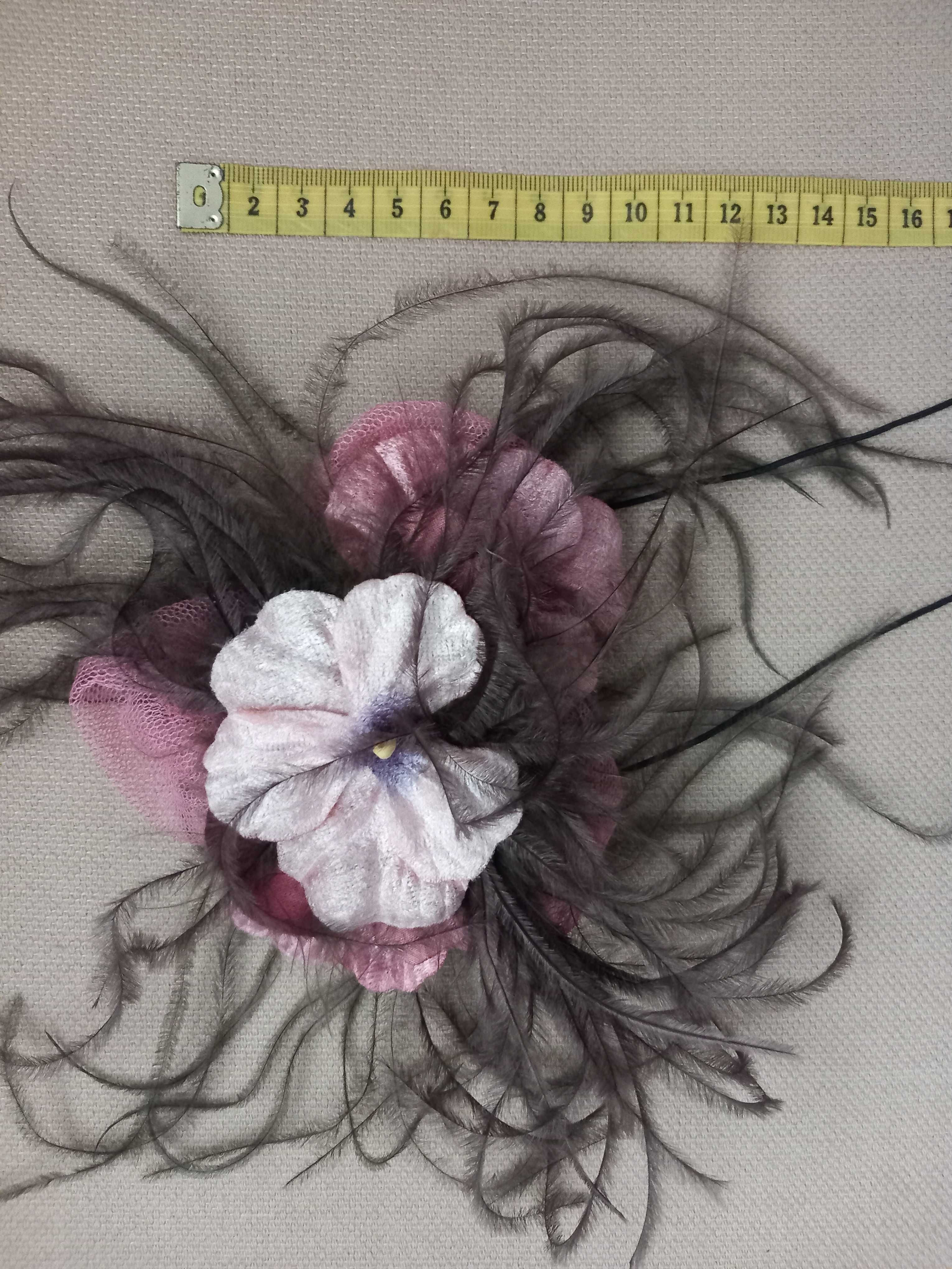 Acessório cabelo flores tecido e penas rosa/castanho. Novo.