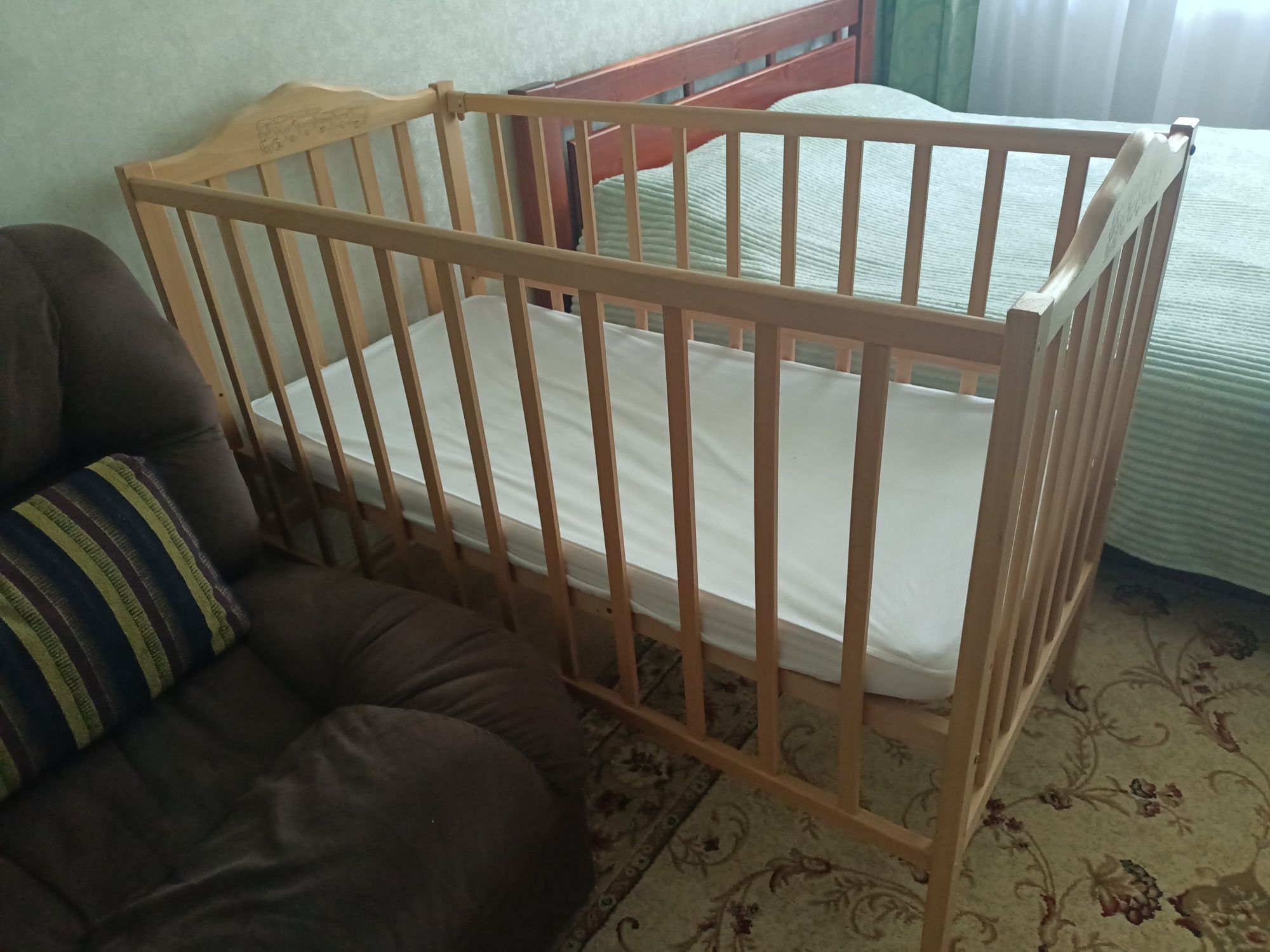Дитяче ліжечко дерев'яне